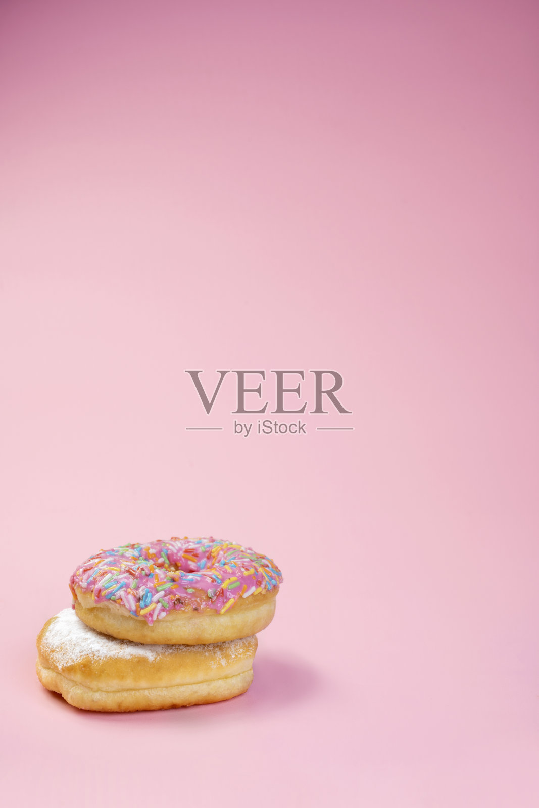 各种美味的甜甜圈，洒上不同的装饰照片摄影图片