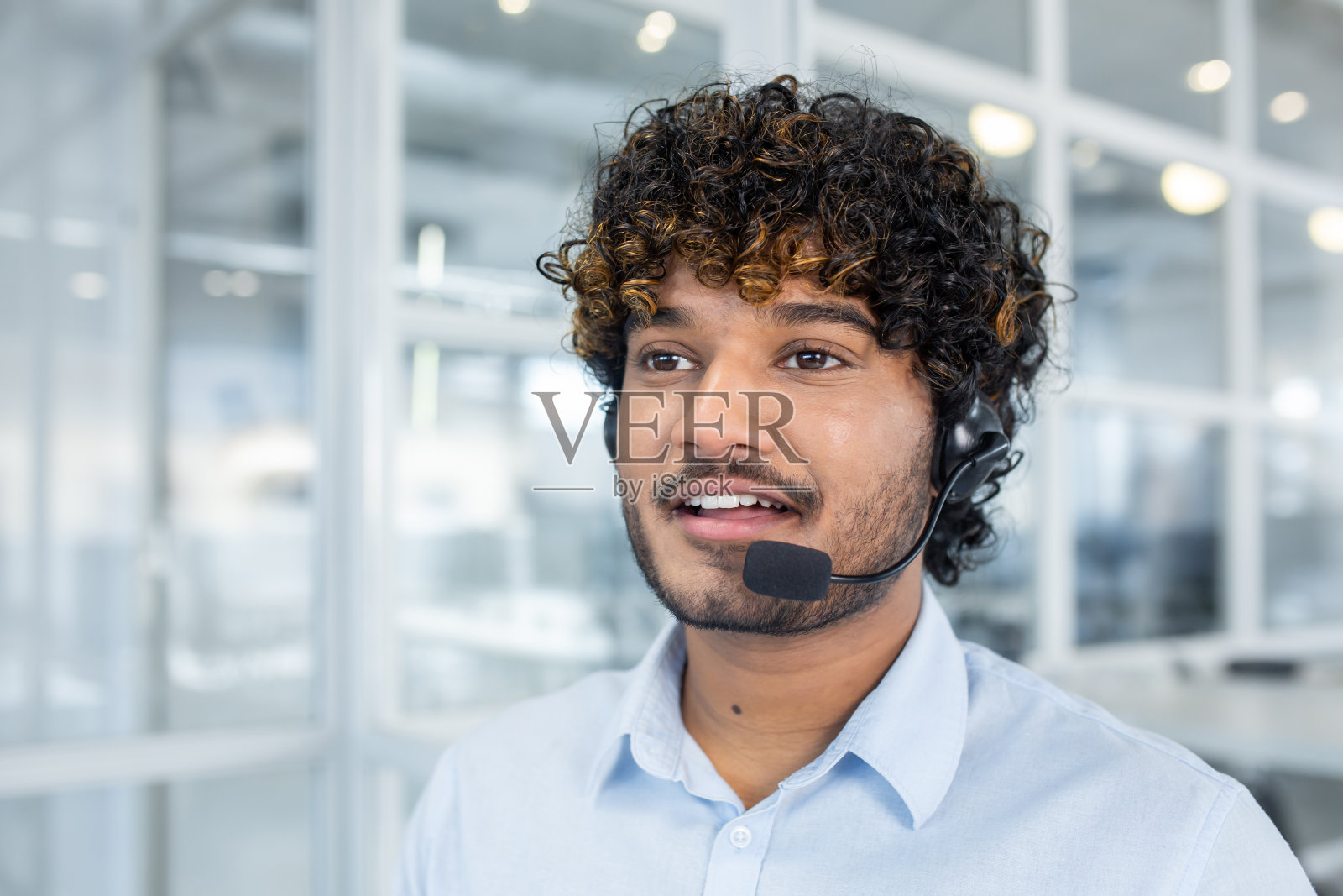 友好的客户服务代表在现代化的办公室照片摄影图片