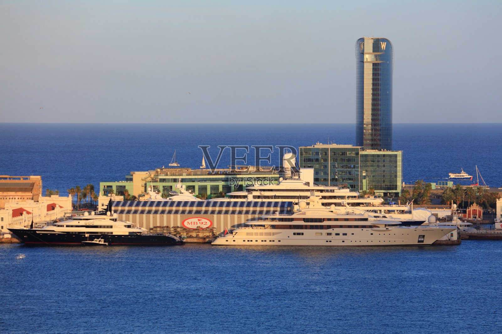 巴塞罗那的豪华超级游艇照片摄影图片