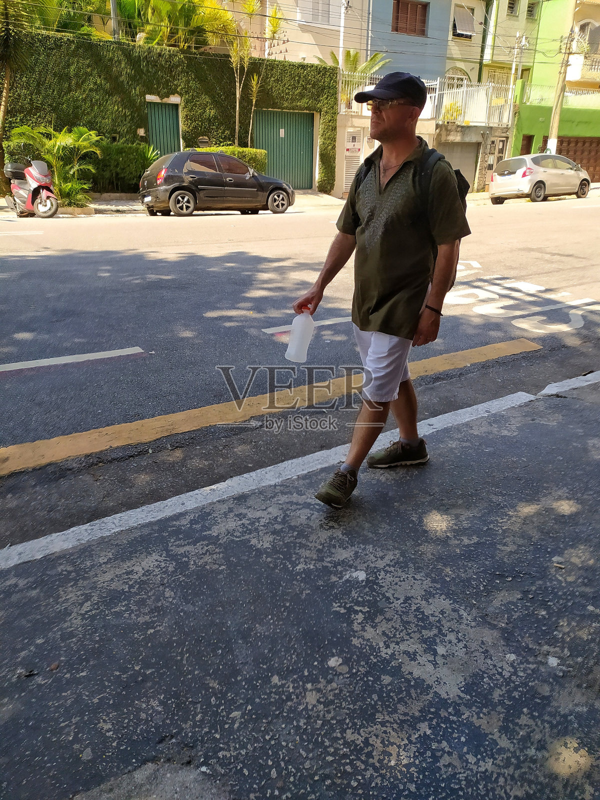 一名穿着便服的男子平静地走在圣保罗Lacerda Franco大街的人行道上照片摄影图片