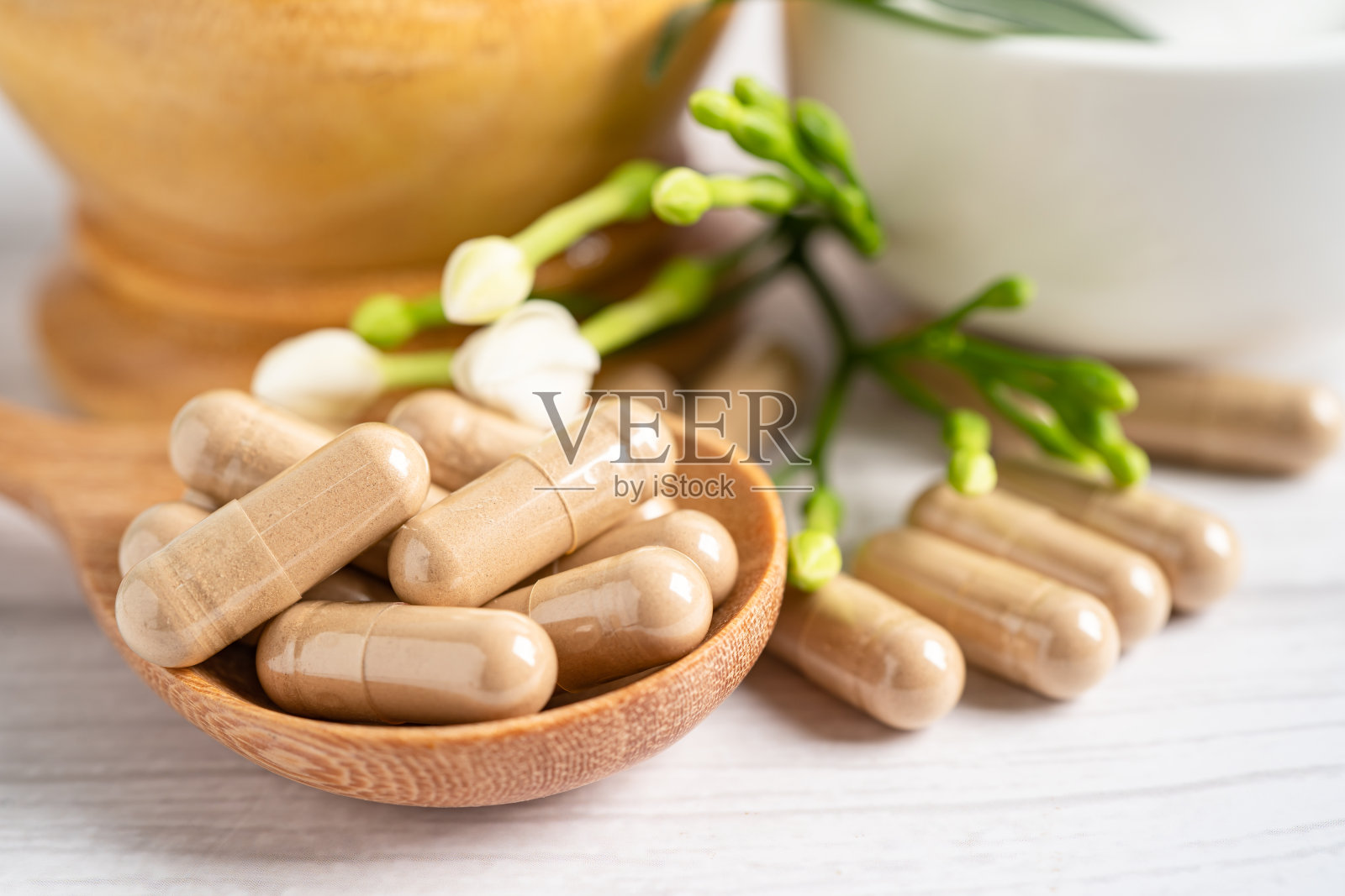 替代医学草药有机胶囊，含有维生素E, omega 3鱼油，矿物质，药物与草药叶天然补充健康美好生活。照片摄影图片