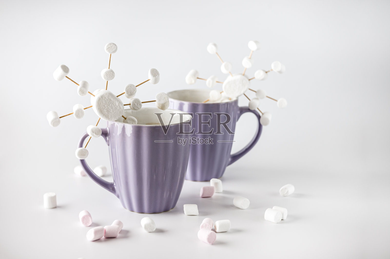 热可可和棉花糖装在紫色的雪花杯里。照片摄影图片