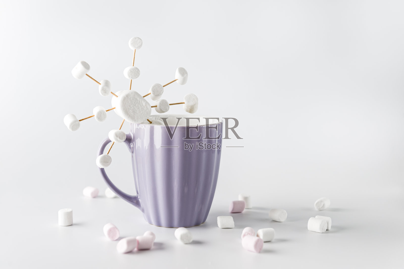 杯子里有雪花形状的棉花糖。照片摄影图片