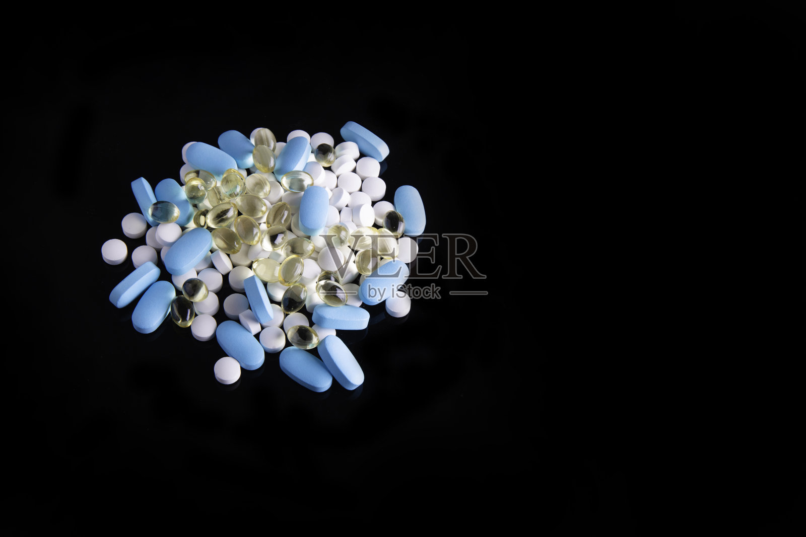 不同的药物，药片，药片。黑色背景的医药药丸照片摄影图片