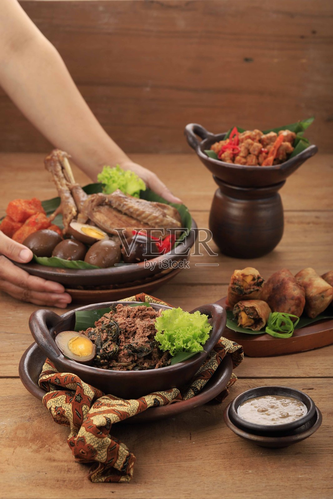 在竹制的竹锅里，加上鸡肉、豆腐和调味过的鸡蛋，就完成了古德格照片摄影图片