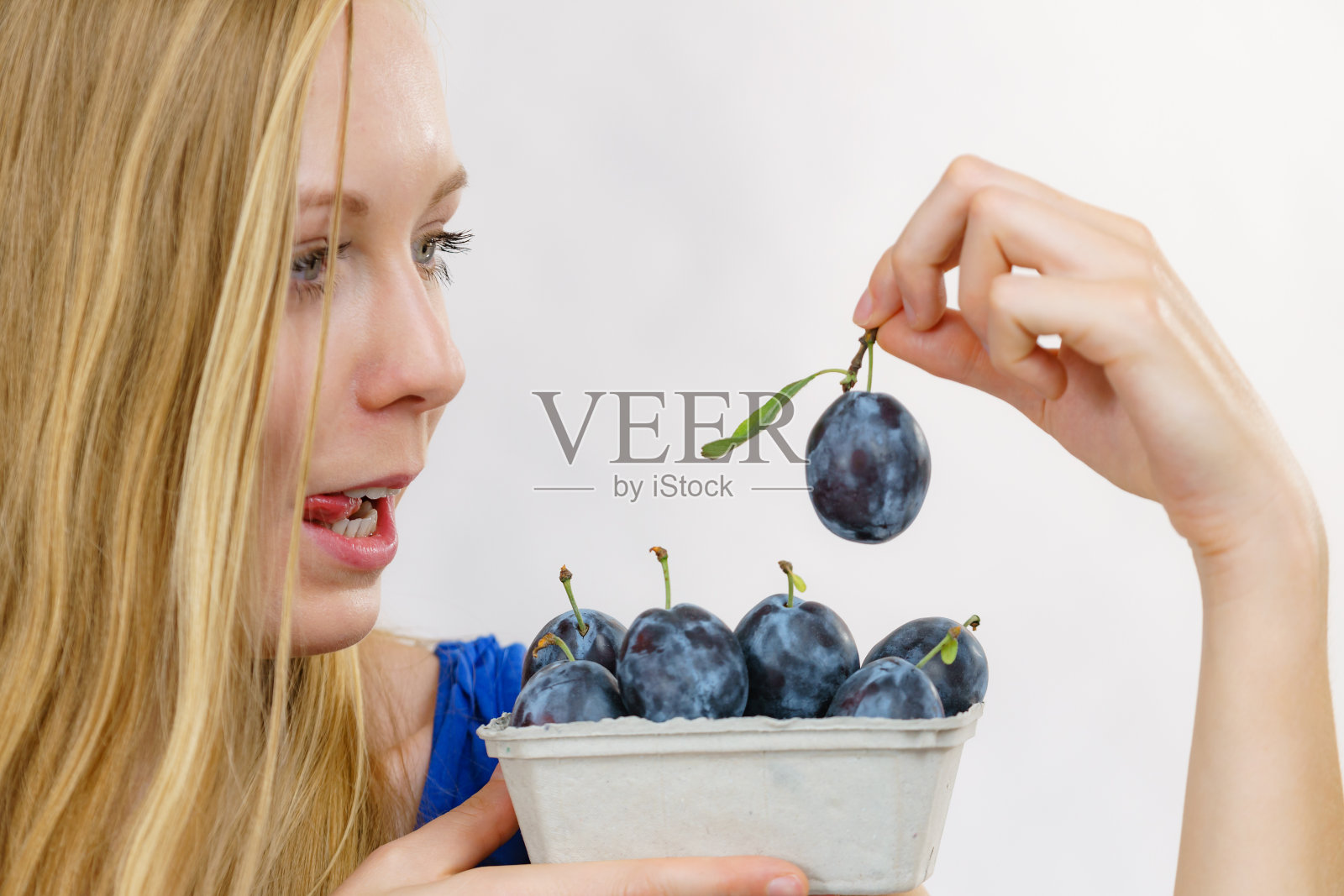 女孩手捧李子照片摄影图片