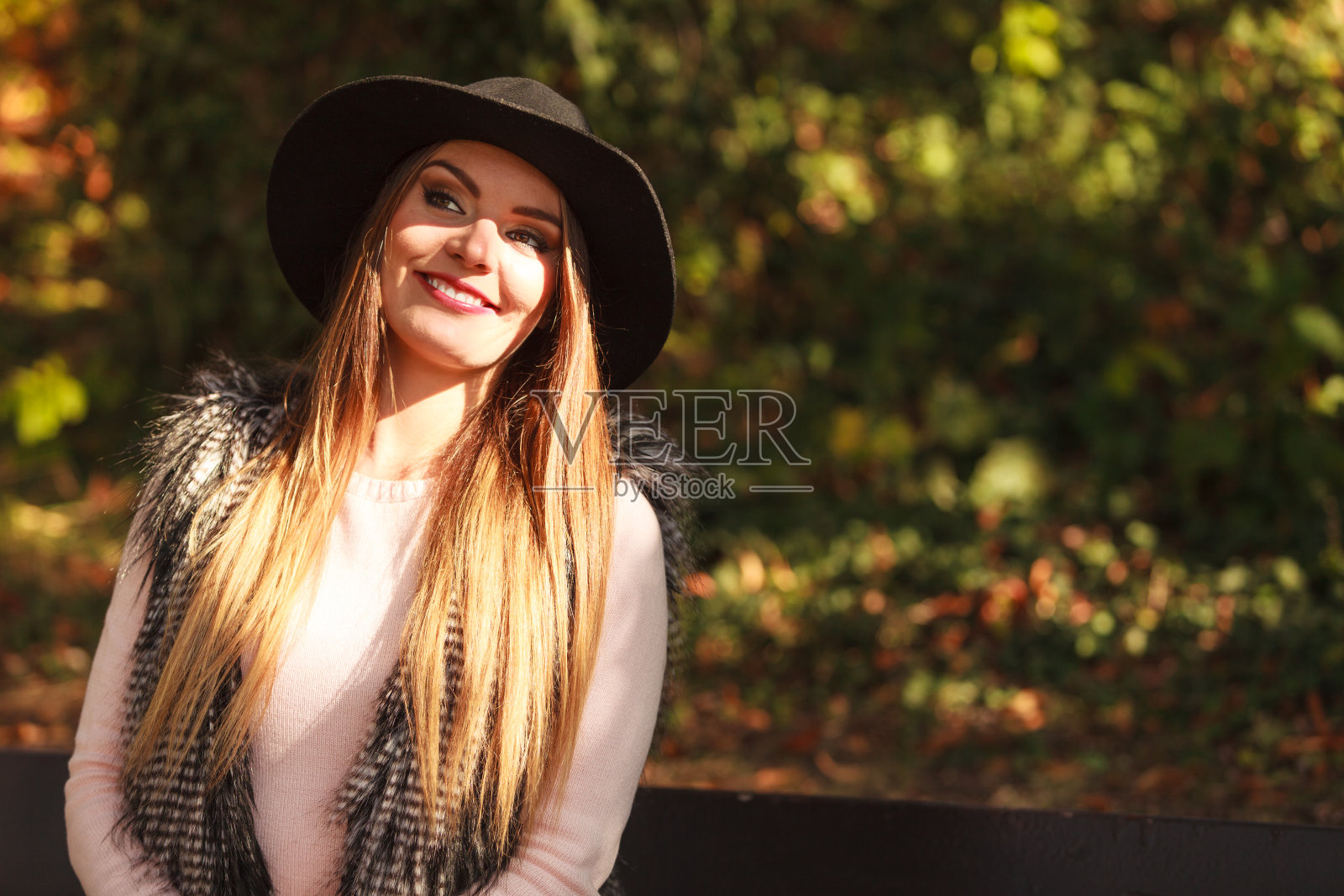 戴着帽子的美女肖像照片摄影图片