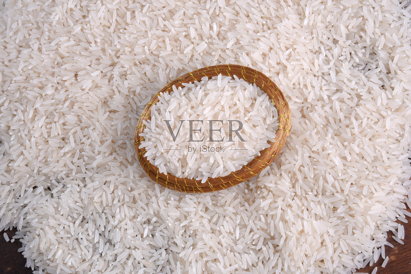 白米天然长米粒生熟健康食品木桌采用纹理背景照片摄影图片