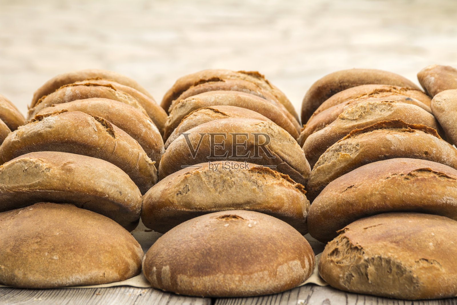 新鲜出炉的鞑靼面包分离照片摄影图片