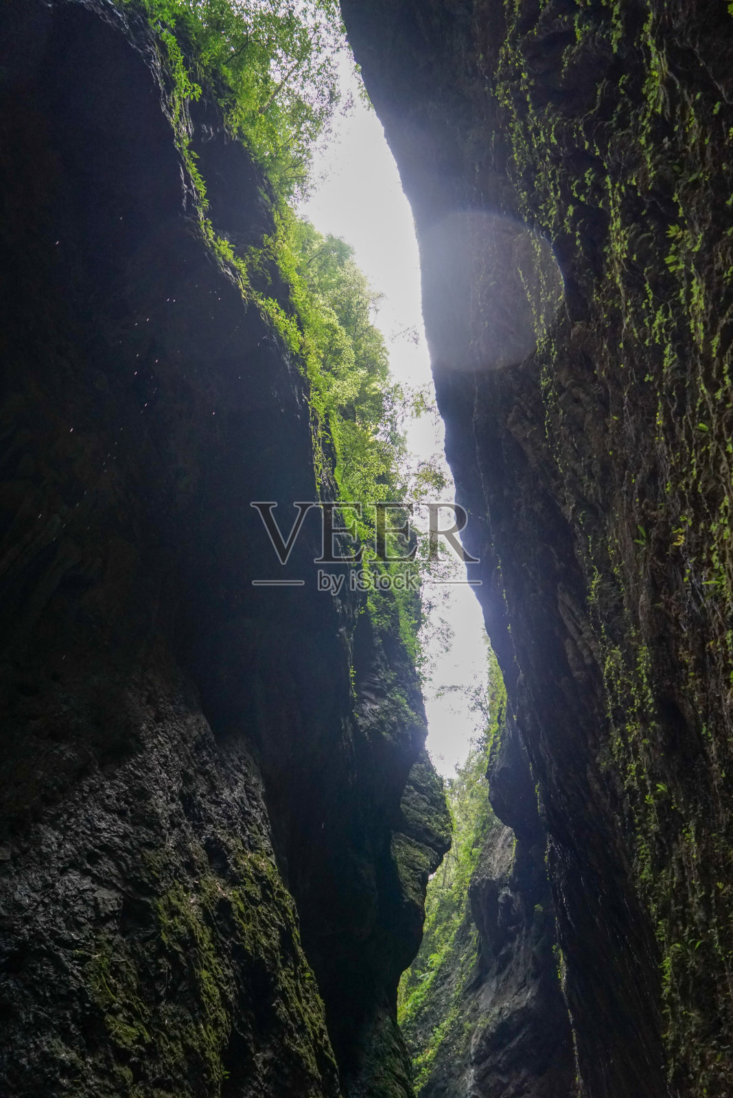 由时间和风化作用形成的自然洞。照片摄影图片