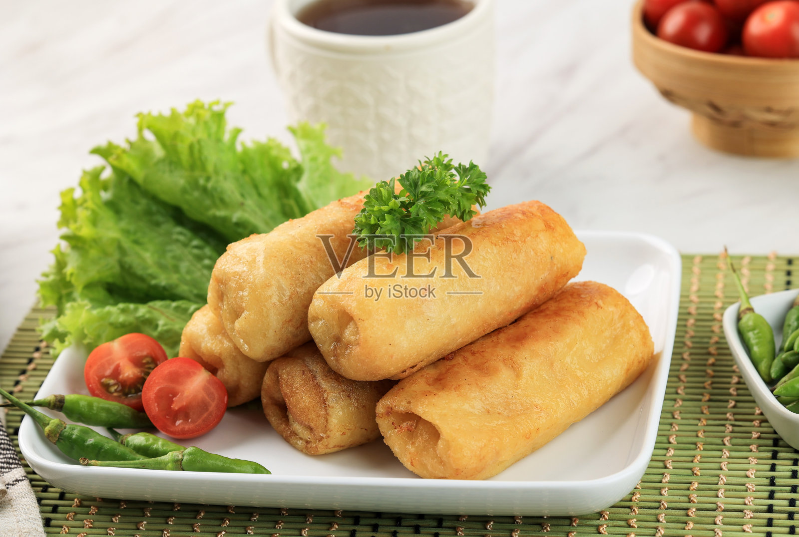 酥饼或煎蛋可丽饼配碎牛肉或鸡肉馅。独奏香肠。照片摄影图片