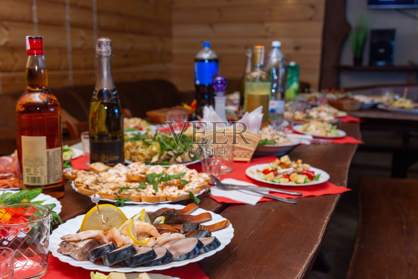 木桌上的什锦开胃菜，特写。照片摄影图片