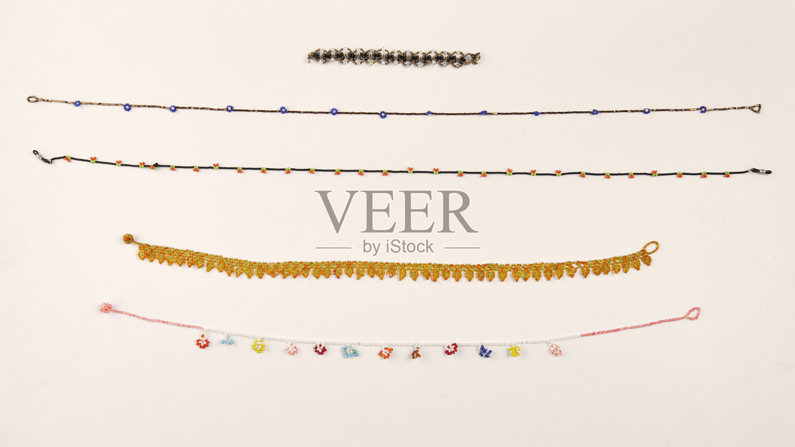 优雅的珠宝套装戒指，项链和耳环与钻石。产品静物概念。现代和装饰白色背景。孤立。照片摄影图片