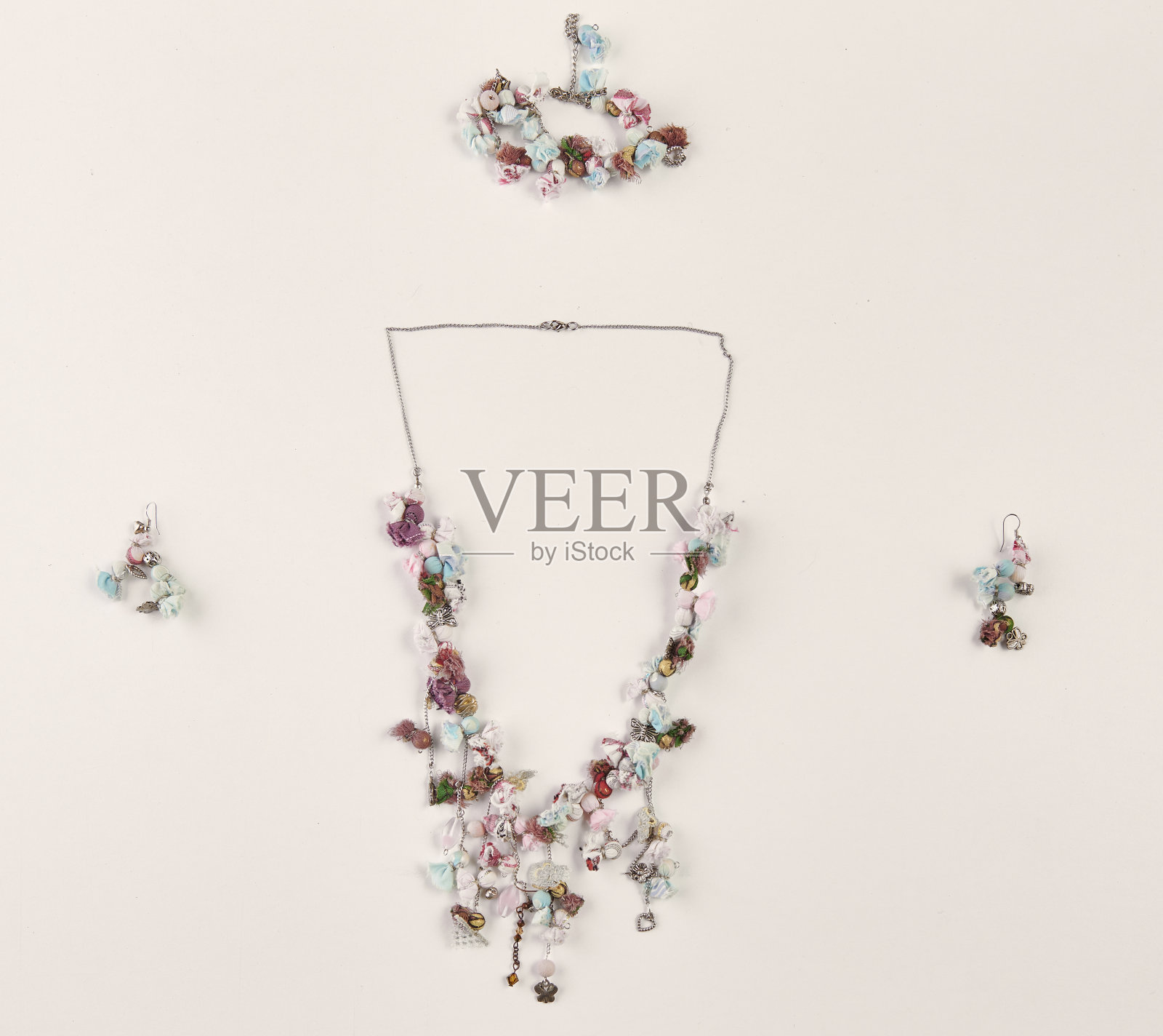 优雅的珠宝套装戒指，项链和耳环与钻石。产品静物概念。现代和装饰白色背景。孤立。照片摄影图片