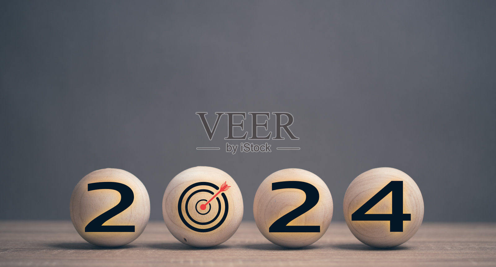 制定2024年的业务目标。桌上放着标有市场标志和数字的球。规划战略增长的业务，金融，工业，数字化在线。照片摄影图片