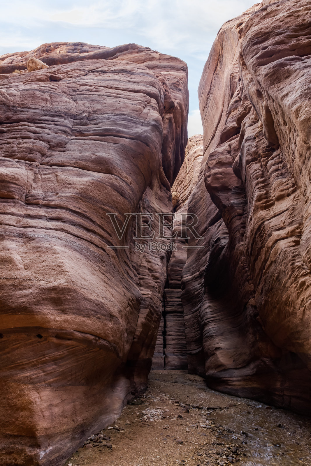 约旦瓦迪努梅拉徒步小径沿线的奇特山脉和浅溪照片摄影图片