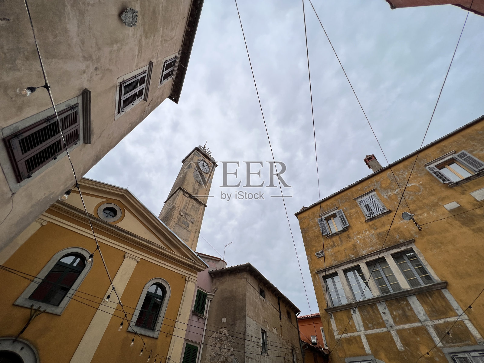 拉宾位于伊斯特拉东部海岸的克罗地亚老城区，靠近亚得里亚海的拉巴克普拉和奥帕蒂亚照片摄影图片