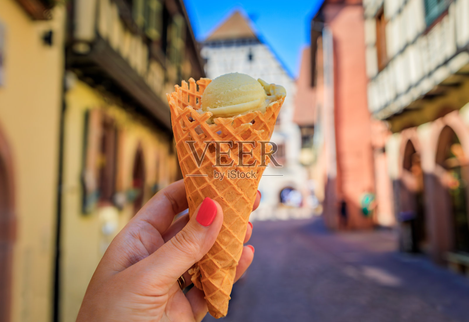 法国，阿尔萨斯，凯瑟斯堡，手握手工开心果冰淇淋照片摄影图片