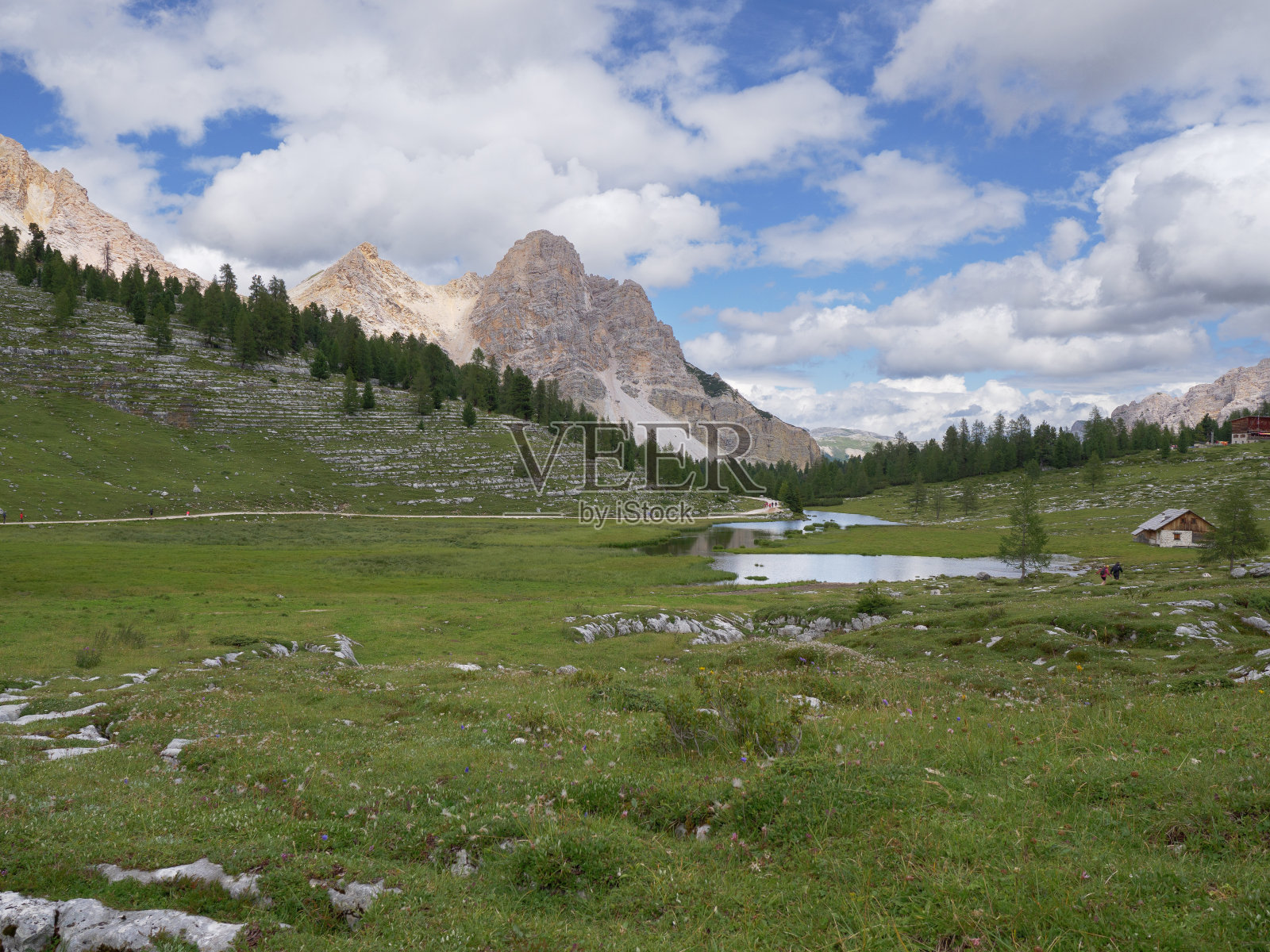 意大利阿尔卑斯山脉，法内斯-塞内斯-布雷斯自然公园里的拉瓦雷拉小屋附近的勒维特湖照片摄影图片