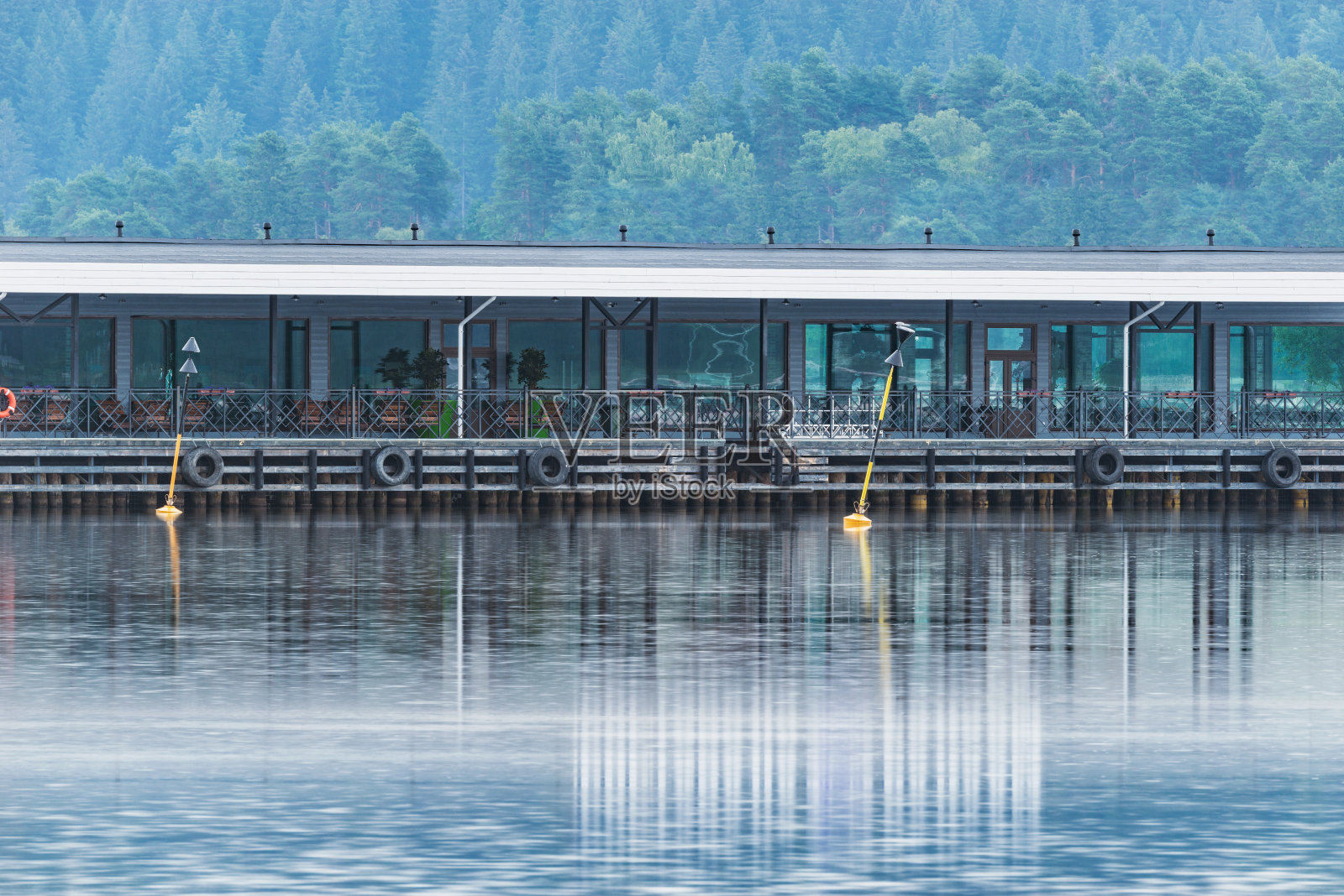 码头附近的小港口的湖。照片摄影图片