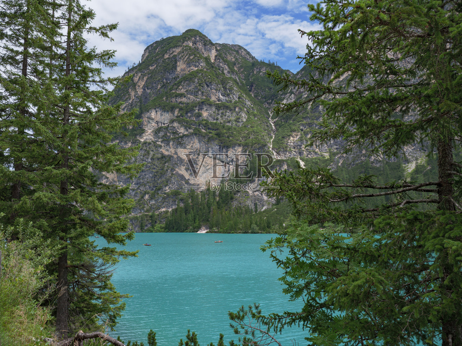 风景秀丽的Braies湖在意大利阿尔卑斯山脉，意大利照片摄影图片