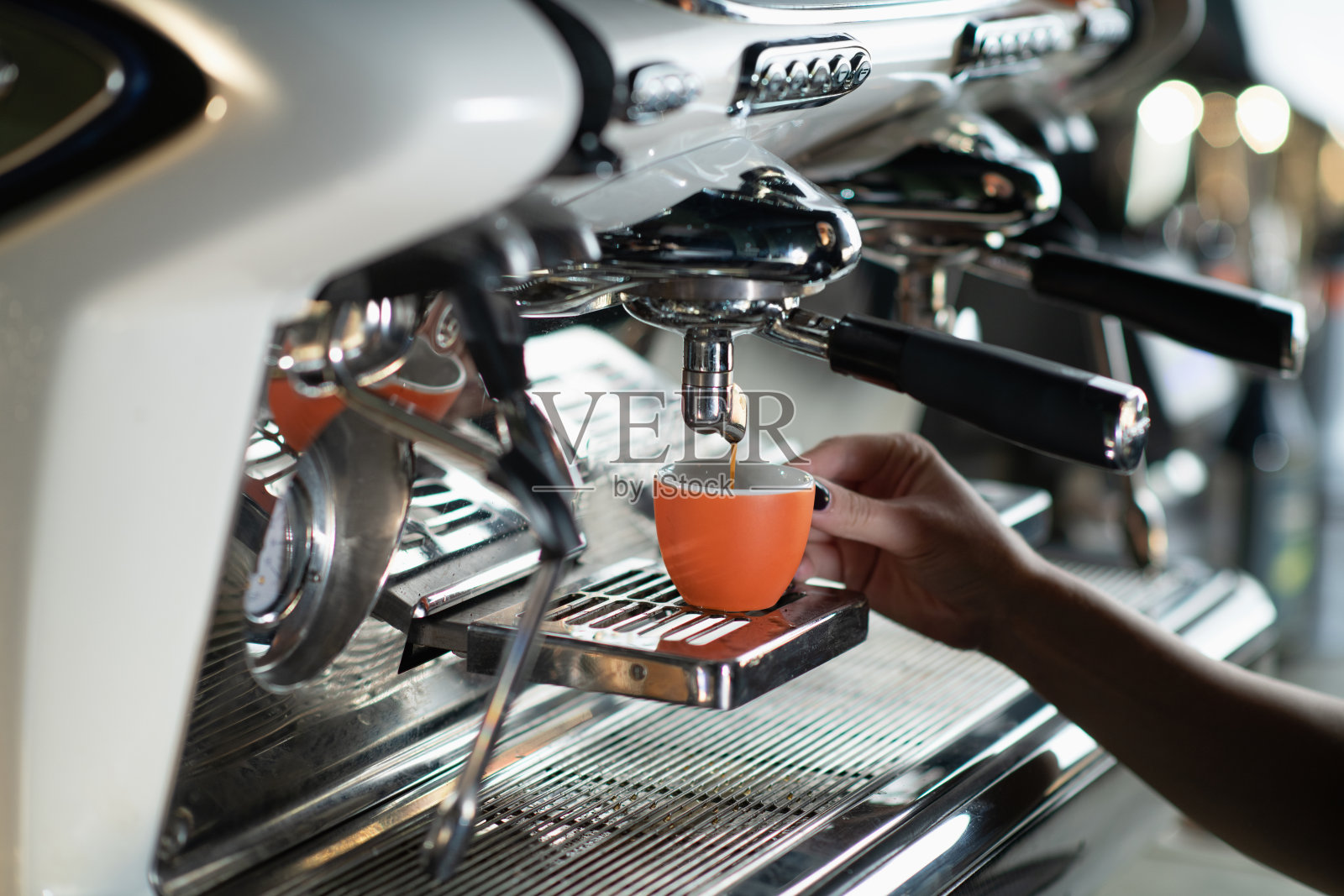 咖啡师煮浓咖啡照片摄影图片