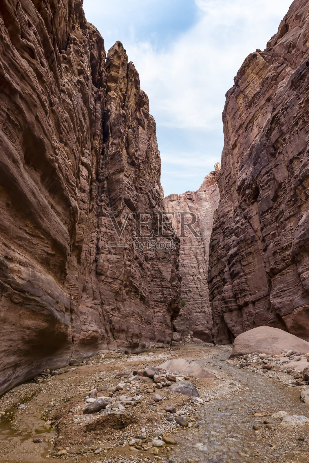 约旦瓦迪努梅拉徒步小径：高山间的浅溪照片摄影图片