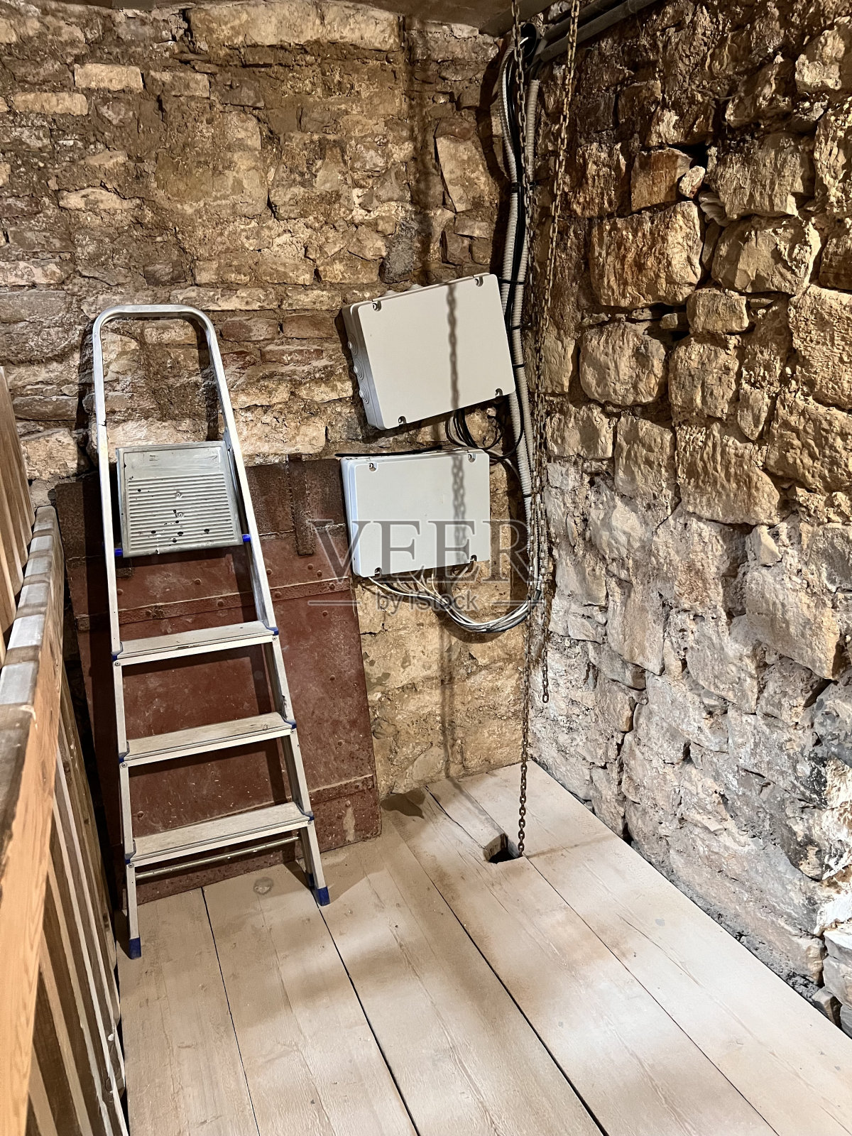 拉宾位于伊斯特拉东部海岸的克罗地亚老城区，靠近亚得里亚海的拉巴克普拉和奥帕蒂亚照片摄影图片