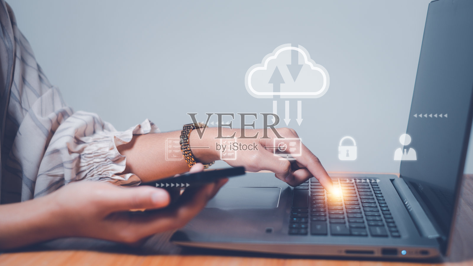 女人用云计算图展示在手上使用电脑。下载、上传、备份无线概念、联网和互联网服务概念。照片摄影图片