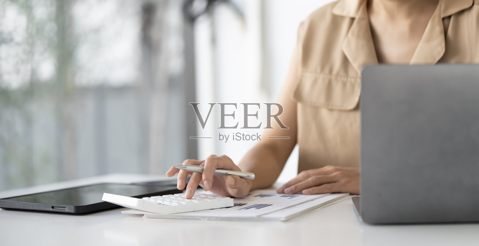 会计工作财务投资计算器，计算，分析业务和市场增长的财务文件照片摄影图片