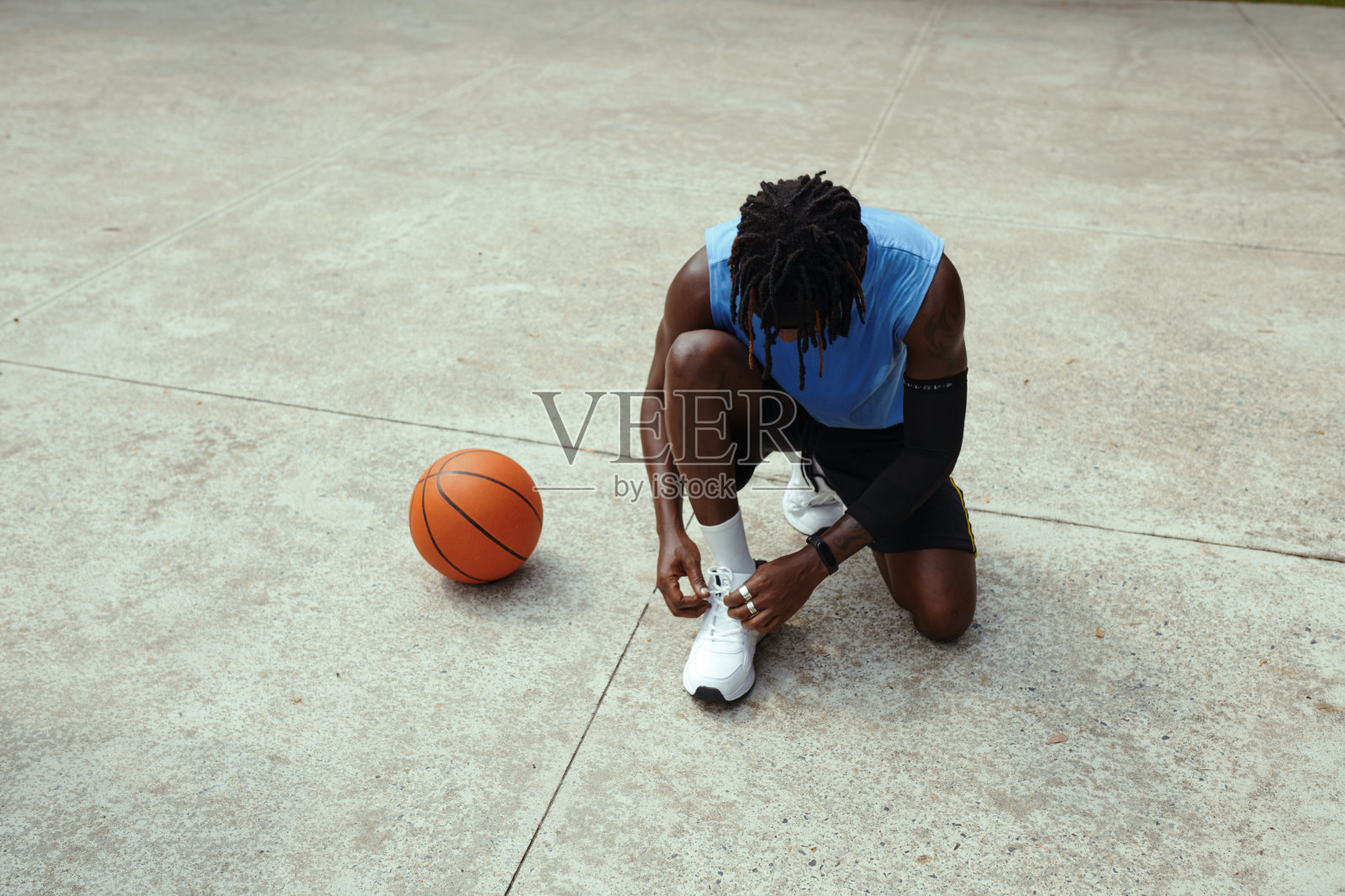 街球选手系鞋带照片摄影图片