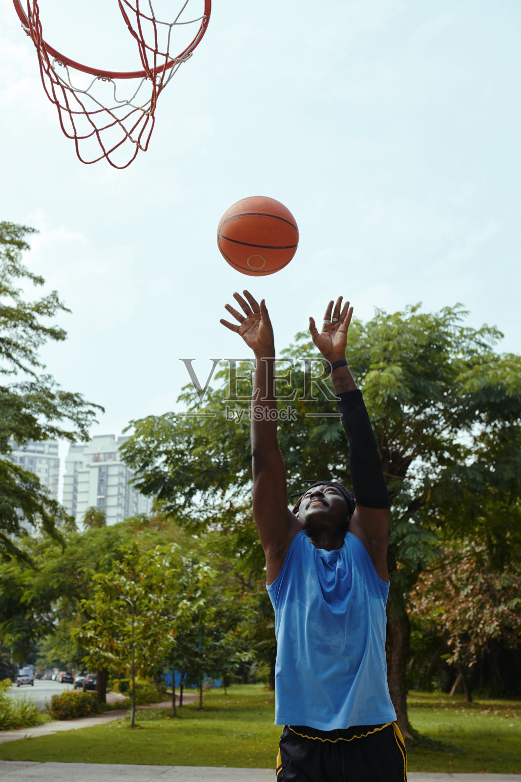 街球选手扔球照片摄影图片