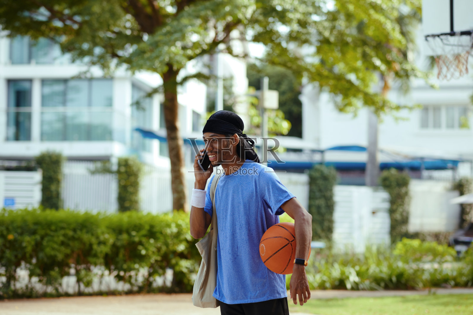 微笑街球玩家呼叫朋友照片摄影图片