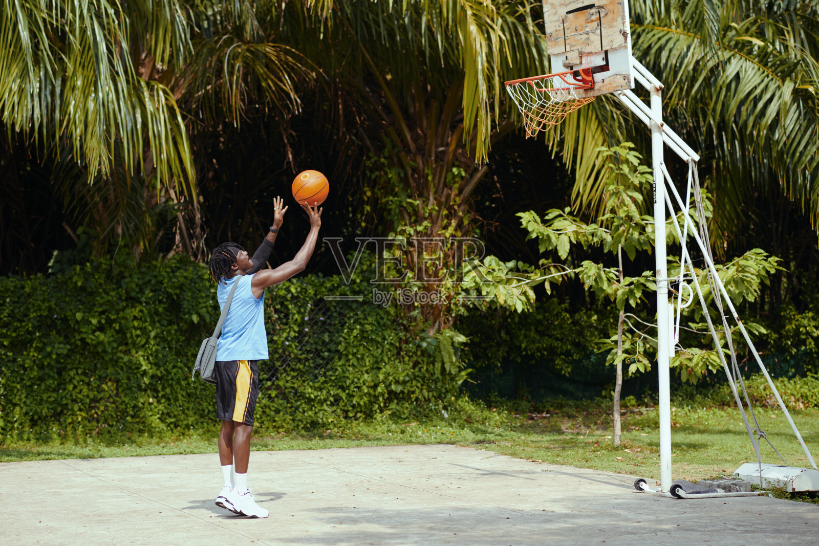 黑人在篮子里投球照片摄影图片