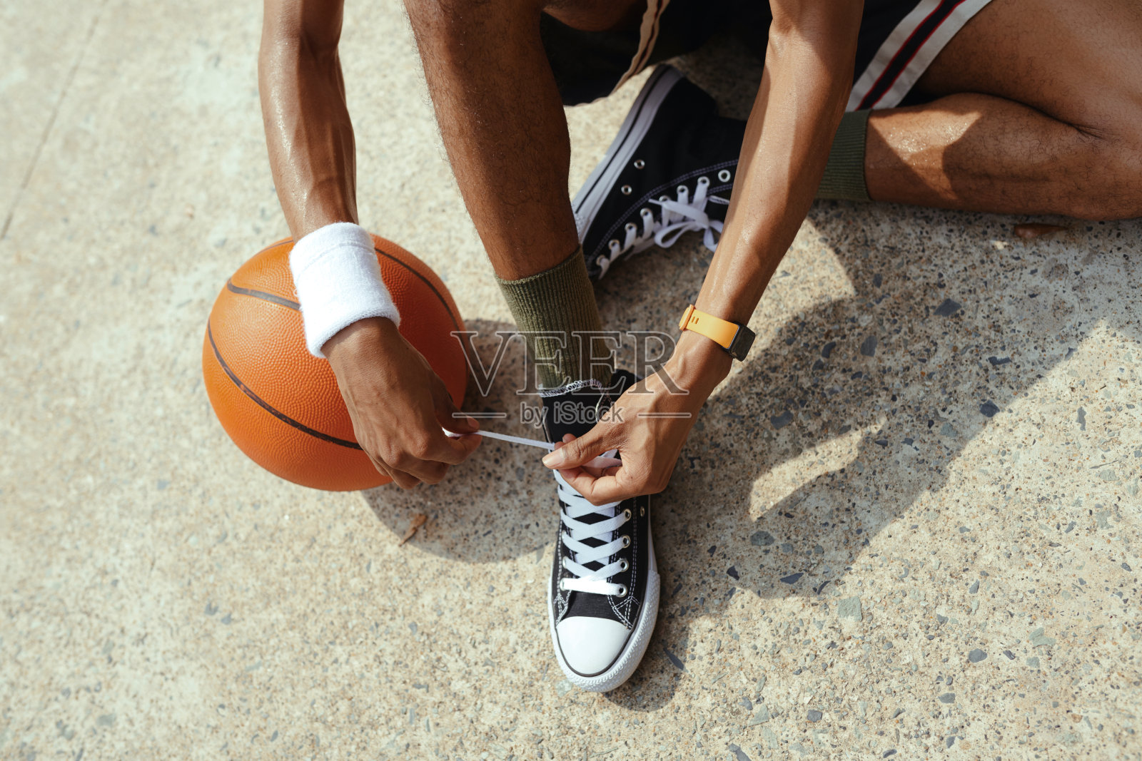 系鞋带的运动员照片摄影图片