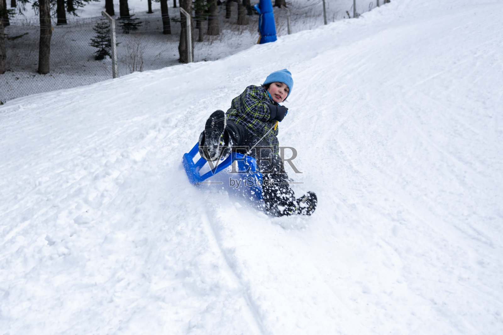 雪橇上的孩子们。雪橇的孩子。冬天下雪好玩。照片摄影图片