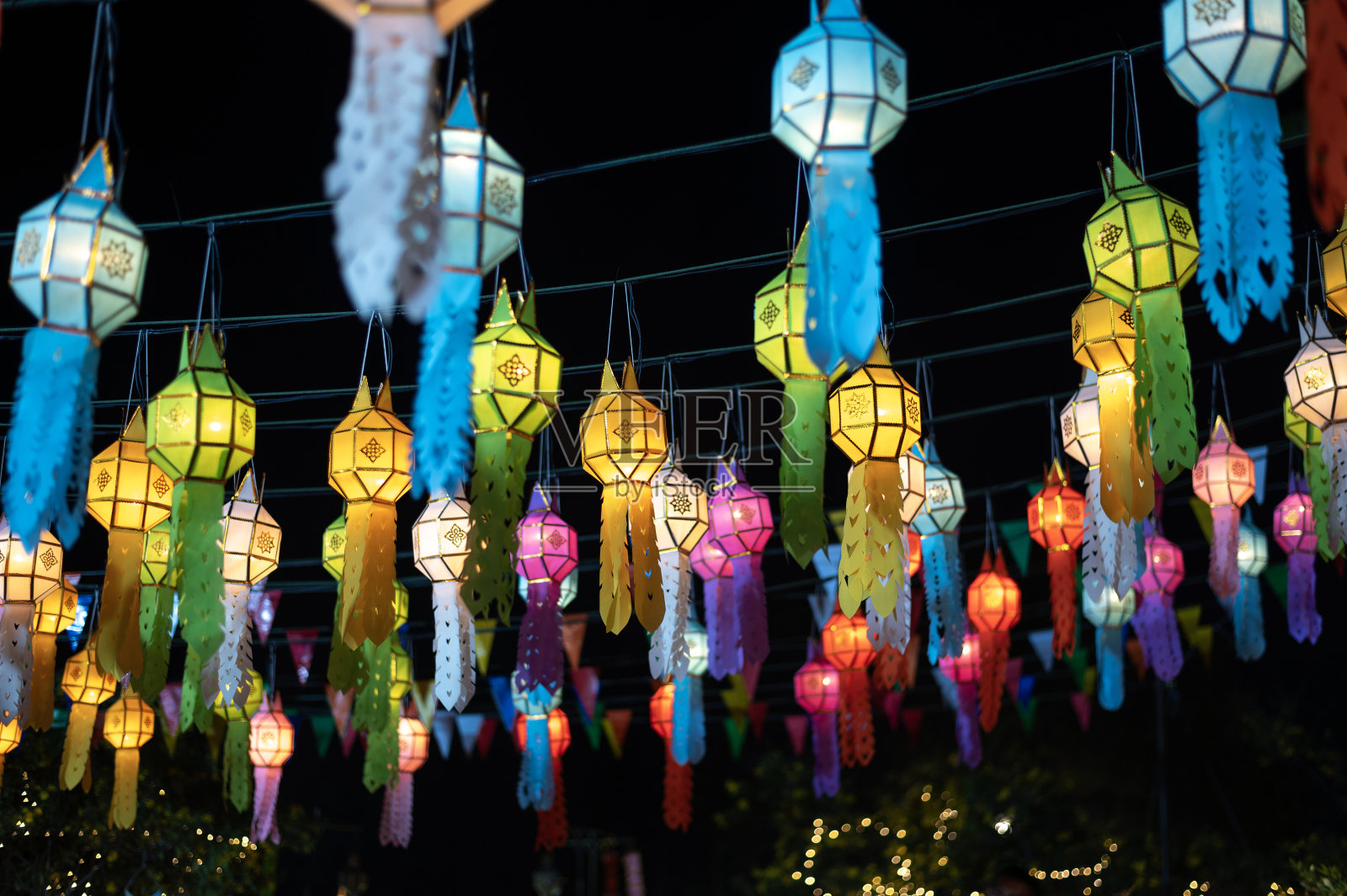 在清迈和整个泰国北部庆祝一年一度的伊朋灯节照片摄影图片