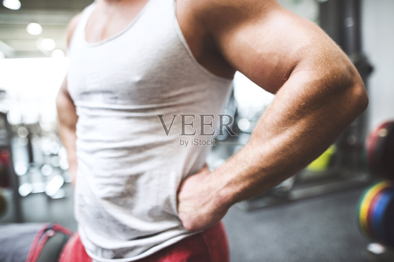 强壮的人在健身房锻炼。为了身心健康的日常锻炼。照片摄影图片