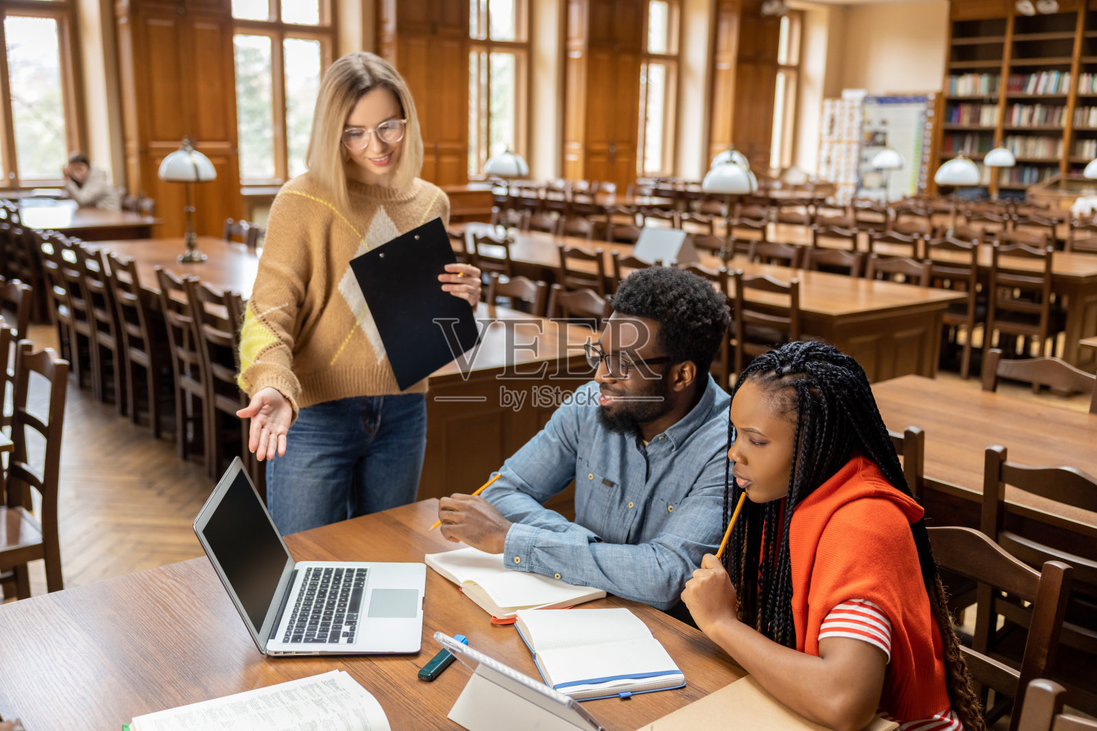 学生在大学图书馆工作，看起来很投入照片摄影图片