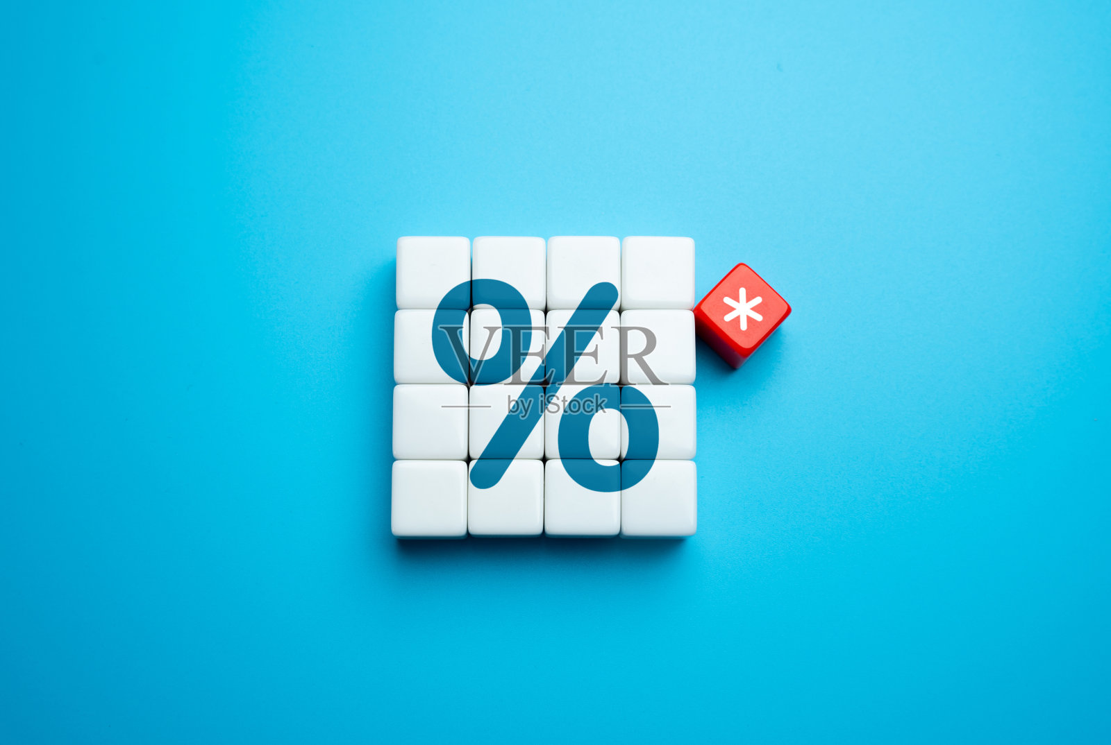 百分数加上星号。隐性费用、高利率和对违反条款的严厉惩罚。信贷、贷款和存款。价格折扣。不公平的条款。金融文盲。照片摄影图片