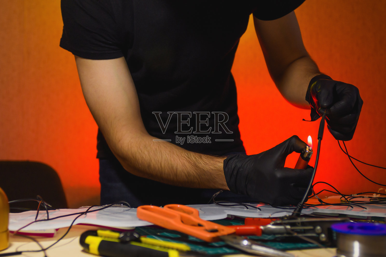 裁剪视图的工匠拿着打火机的柔性霓虹灯线附近的工具在车间照片摄影图片