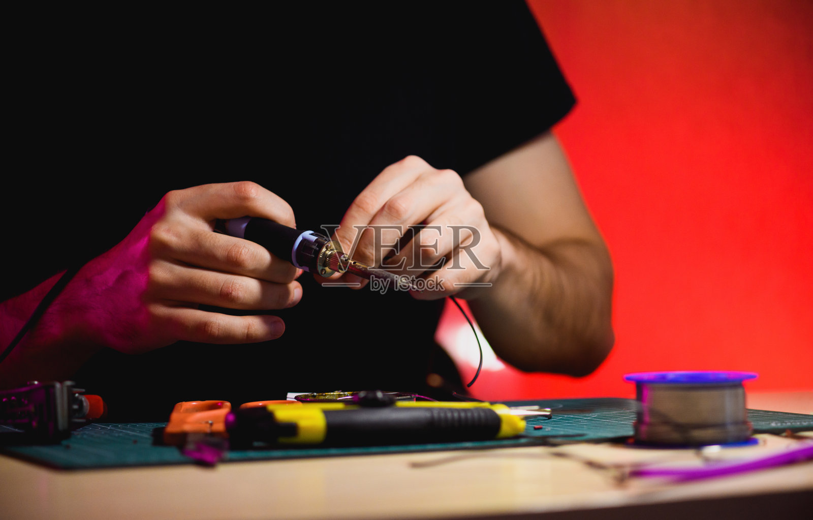 工匠在车间工具附近使用烙铁和松香的裁剪视图照片摄影图片