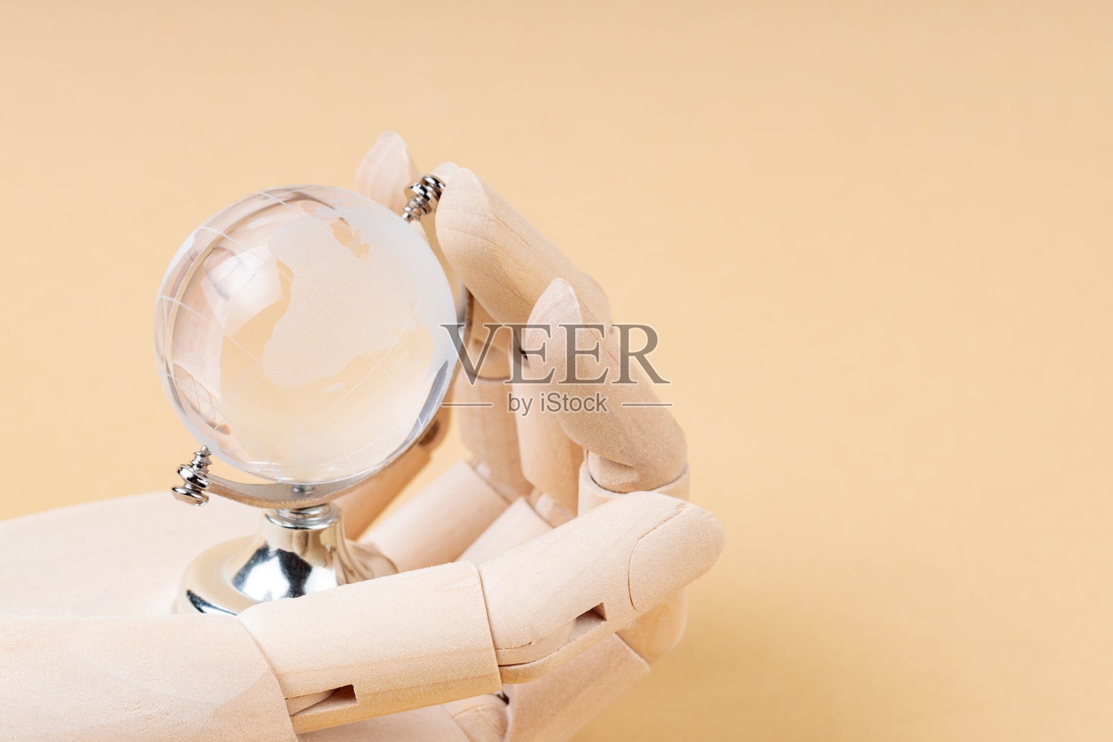 机器人手握玻璃球，环境灾害的技术保护概念，复制空间照片摄影图片