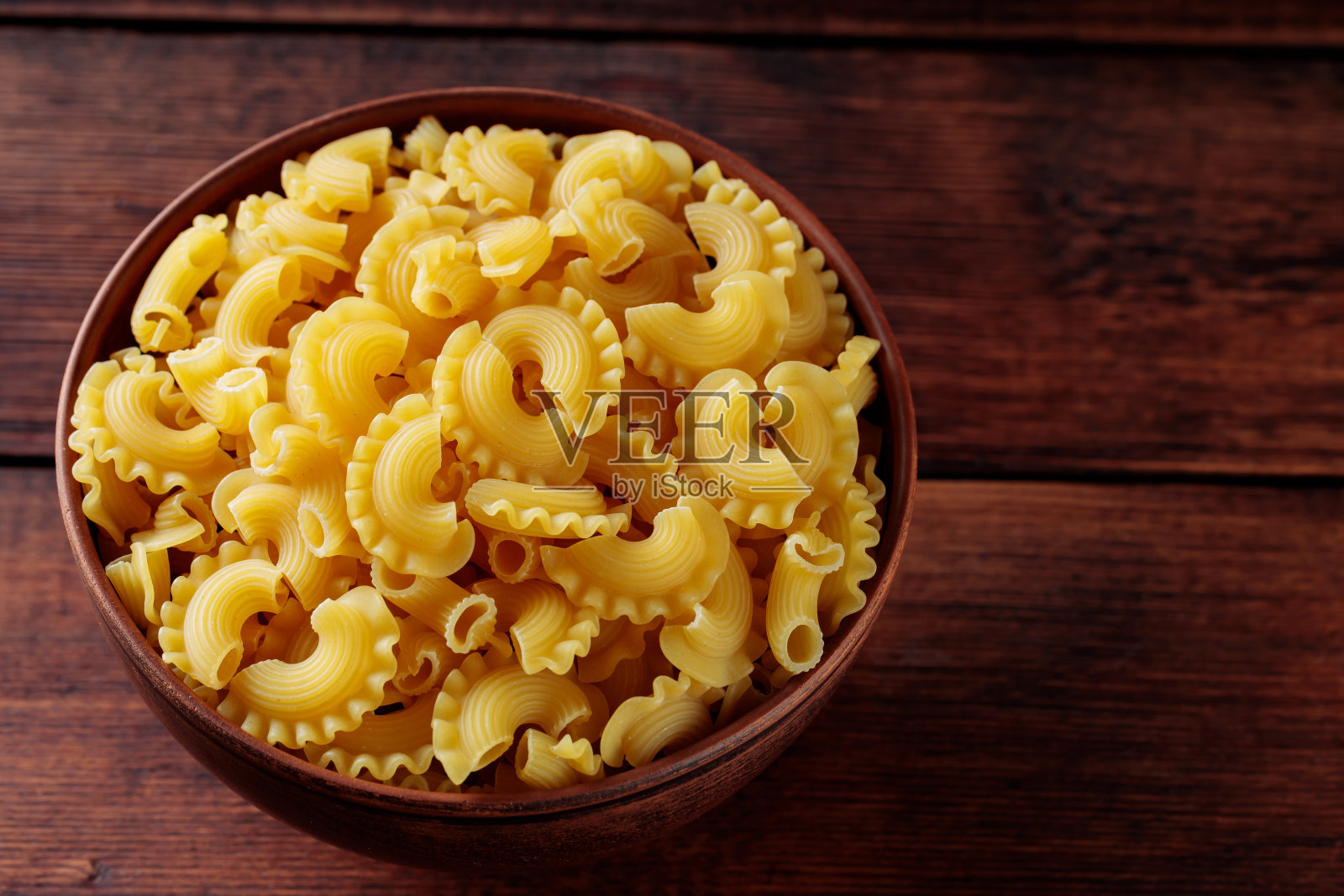 意大利面Creste di Gallo碗木桌，复制空间照片摄影图片