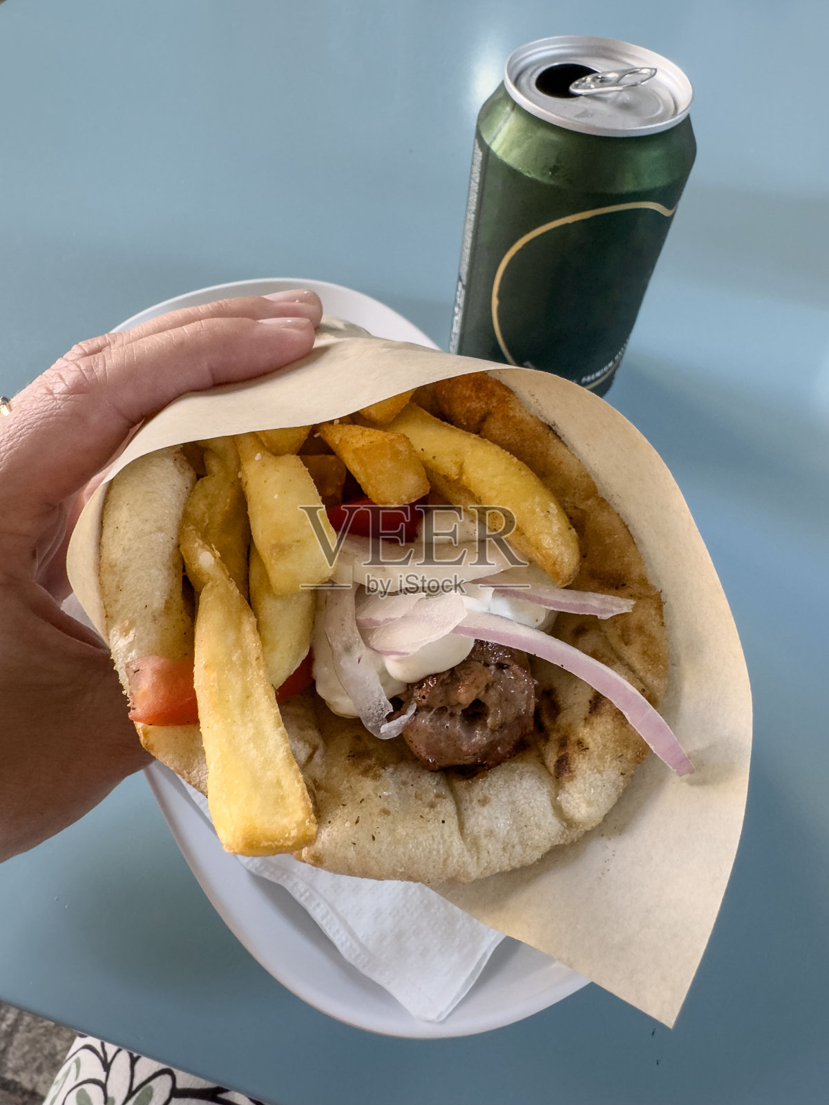 手握传统的希腊烤肉串，这是希腊的快餐照片摄影图片