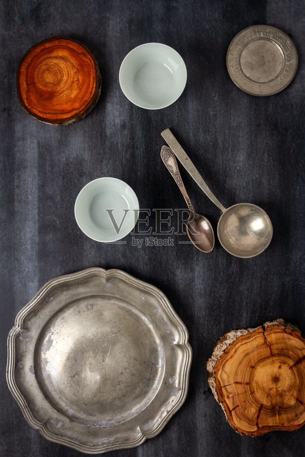 黑色背景的各种古董古董盘子照片摄影图片