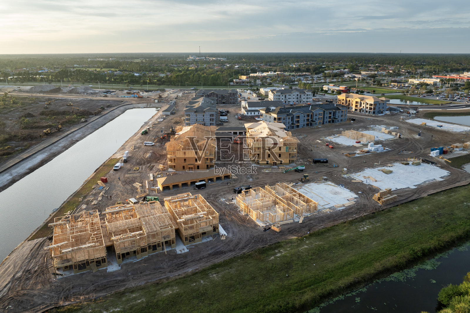 在建的木制屋顶公寓的未完工框架。美国郊区住宅的发展。美国的房地产市场照片摄影图片