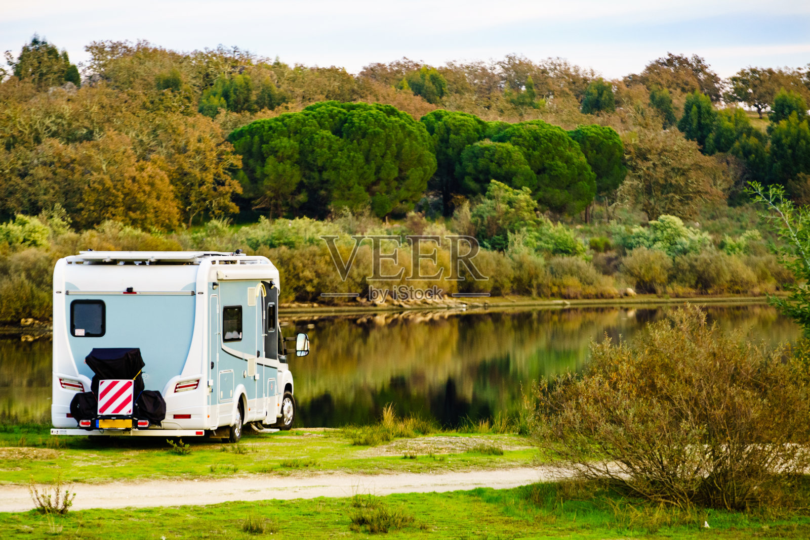露营者在葡萄牙的大自然露营照片摄影图片