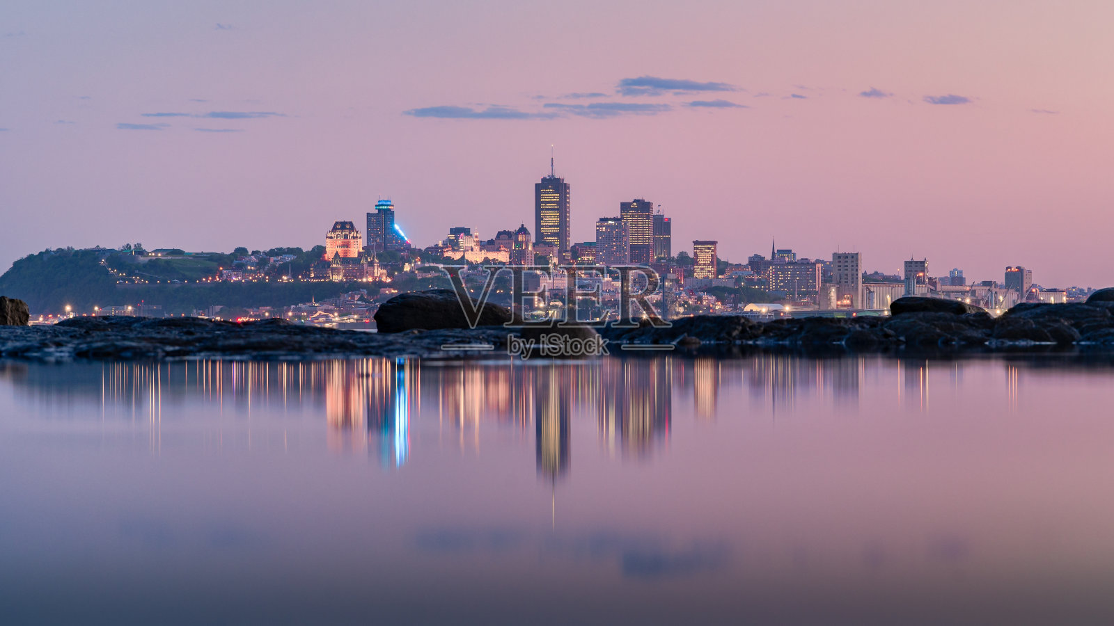 黄昏时魁北克老城的天际线照片摄影图片