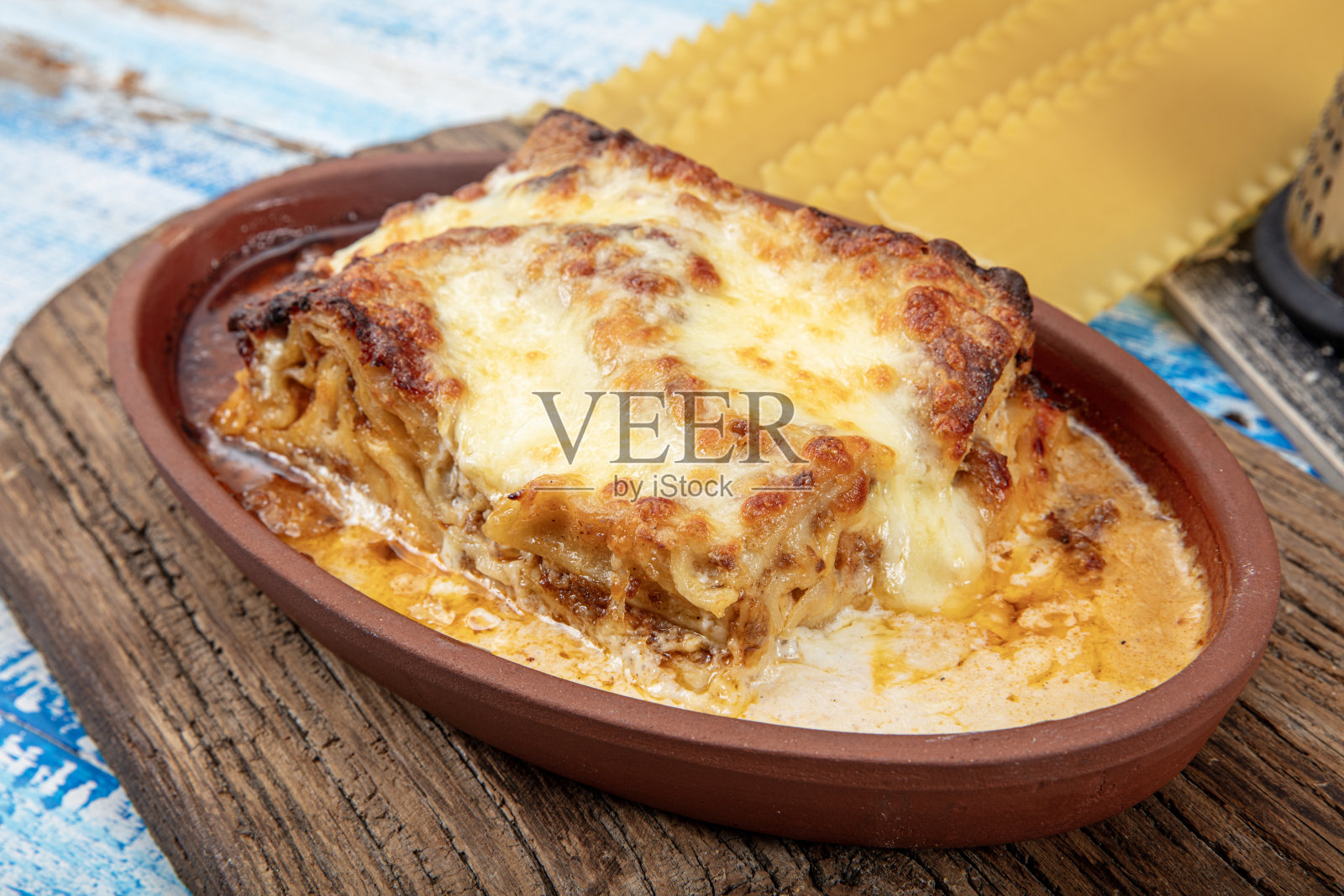 自制意大利肉末千层面。传统的千层面由切碎的肉酱和bsamchel酱做成，上面撒上帕尔马干酪。照片摄影图片